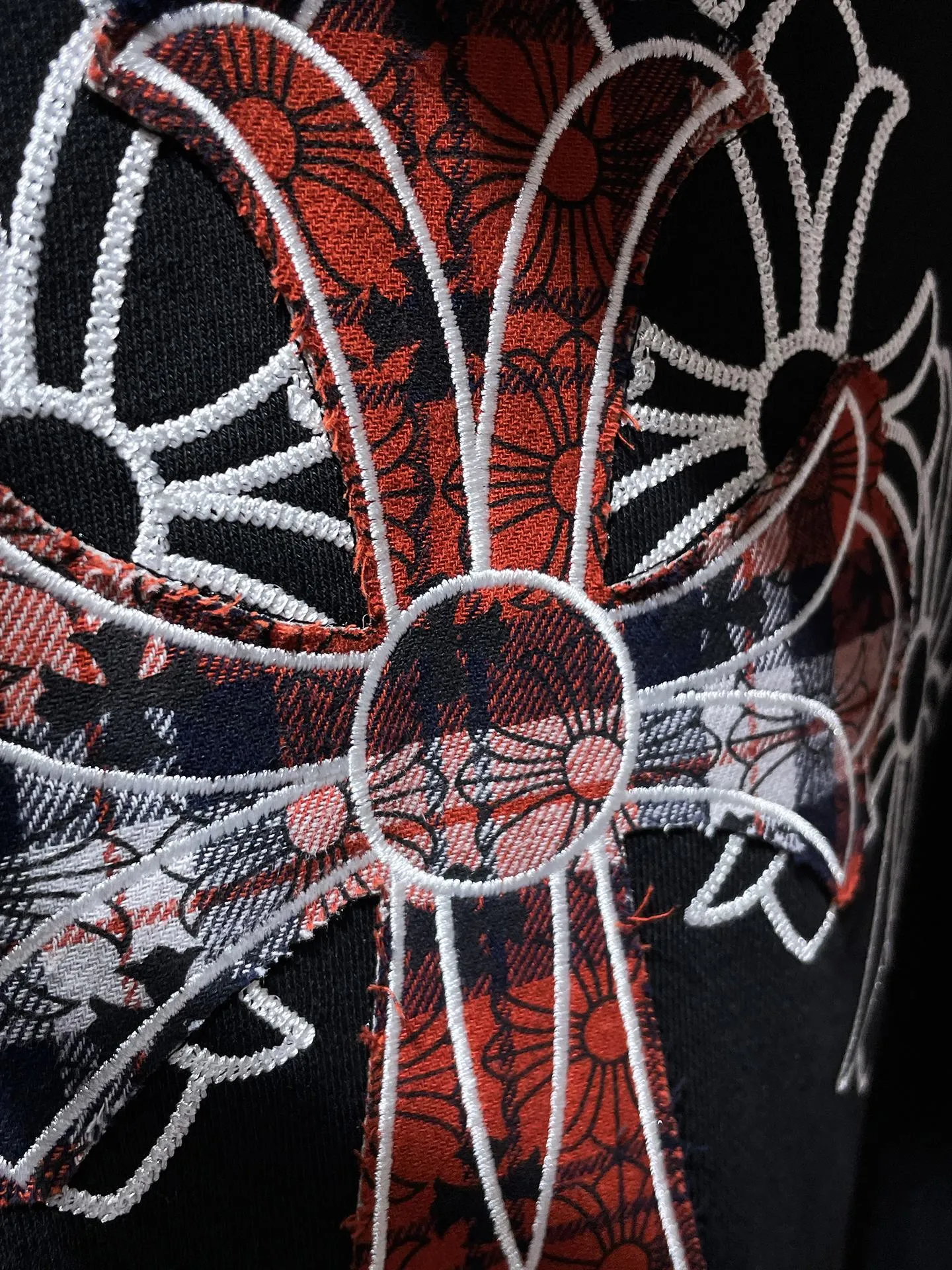P270 Chrome Hearts Autumn and Winter 2025 Counter Synchronization Chrome Cross Heavy Industry Handmade Patch Embroidered Willow Hooded Sweatshirt Improved Customized Version 1:1 High Weight High Quality Fabric Recommended Color: White Black Size: S, M, L, XL